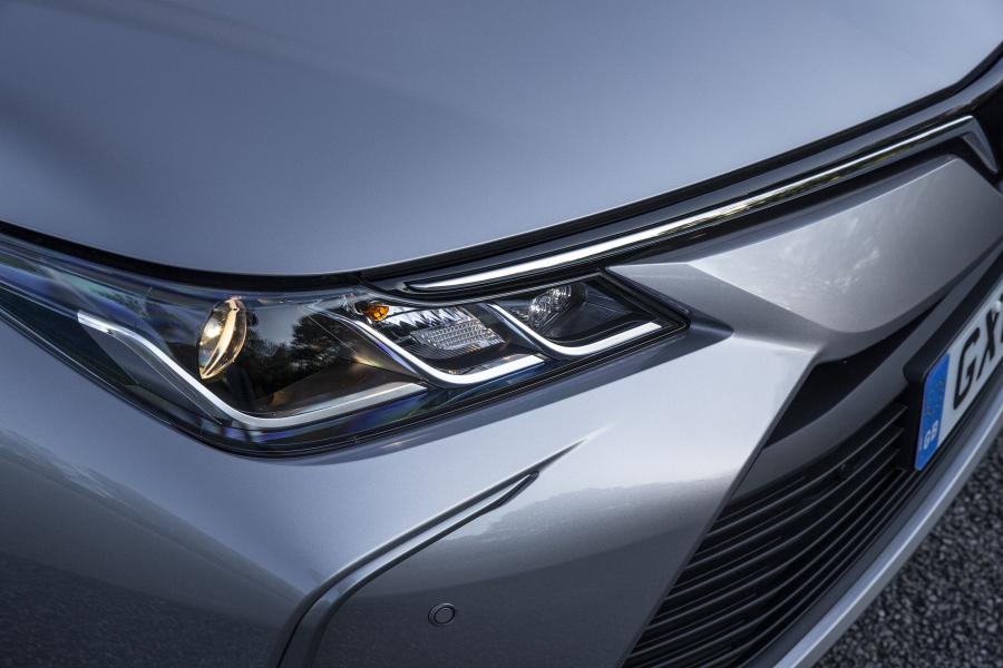 Детали экстерьера Toyota Corolla Hybrid Sedan 2019 года  (UK) (фото 19 из 29)